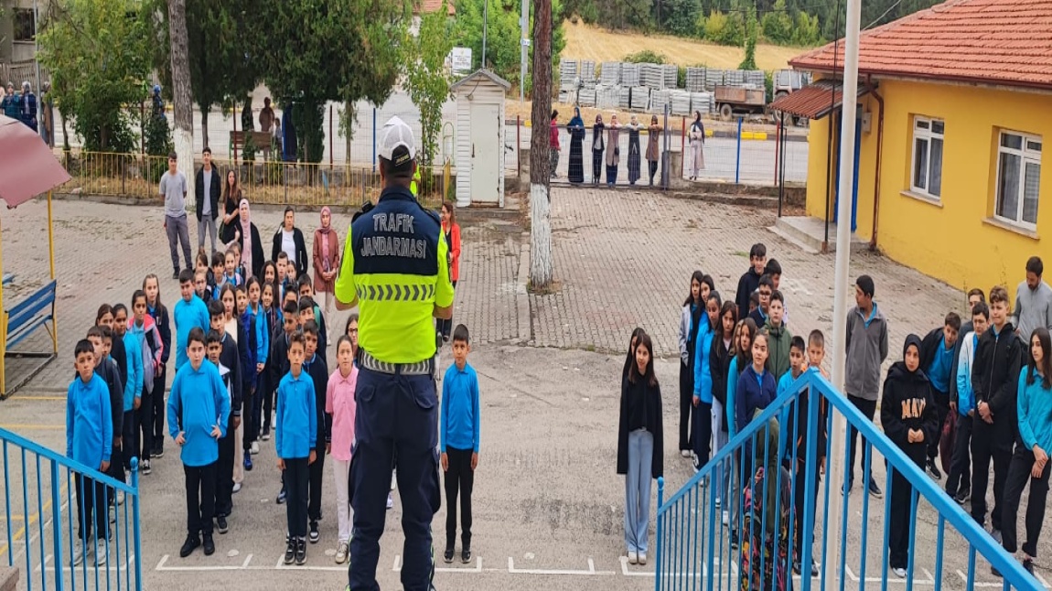 Trafik Jandarmanın Okulun İlk Günü Öğrencilere Ziyareti